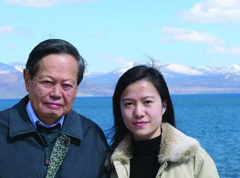 #杨振宁#27岁女子不顾一切攀高枝嫁82岁丈夫后，为清华捐款200万，现状如何