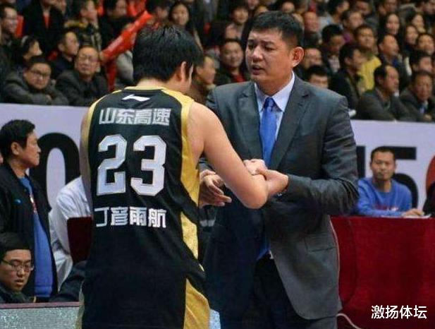 曹燕华■山东男篮集结，16人归队不见张庆鹏，丁彦雨航与巩晓彬聊了什么？