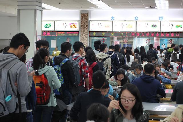 『炒饭』食堂又出新菜了，抓紧来排队，大学生：这菜，妈见打，爸见抽