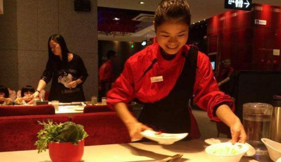 火锅|海底捞重现“逆天吃法”，服务生见到偷翻白眼，老板见到想撵人