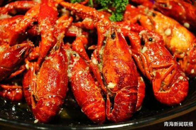 「消防员」消防员吃完6份免费小龙虾，睡不着了，消防员：这个男人必须找到