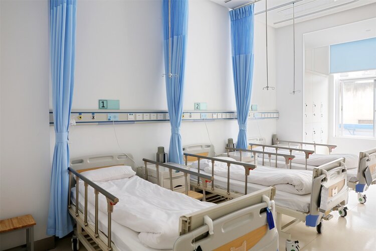 杀人案|“看病千万不能去的医院”！不交钱不缝伤口，手术台上强迫刷卡