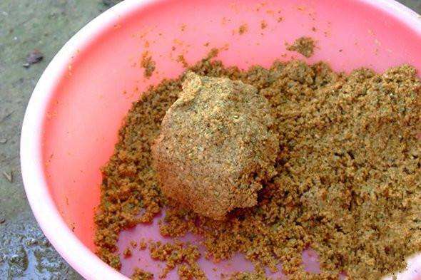 |初秋钓鱼配饵要牢记，用好腥味饵，爆护真的不难