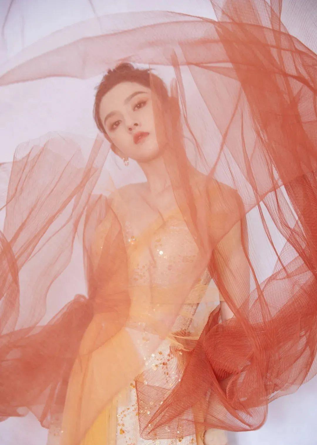 周游|童星光环出道，手持逆天资源，可这位小花怎么越来越网红了？