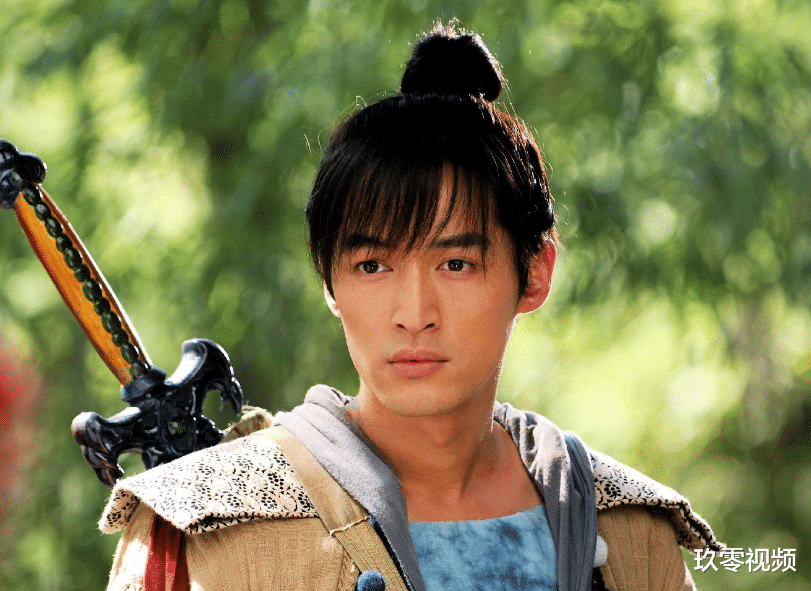 胡歌|为救胡歌当场死亡，成为胡歌一生的痛，以她的名义捐了30所学校