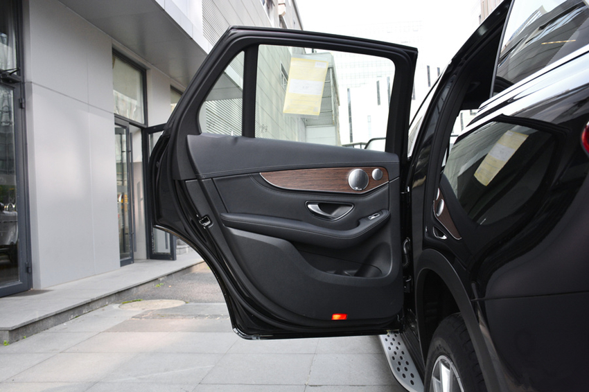 奔驰GLC|去年加价排队买，如今连跌5万，30天卖16604辆，开它不屑奥迪Q5