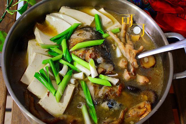 红烧鸡爪▲早春时节,忽冷忽热,煮一大锅鱼头豆腐烧鸡爪,够一家人吃一顿