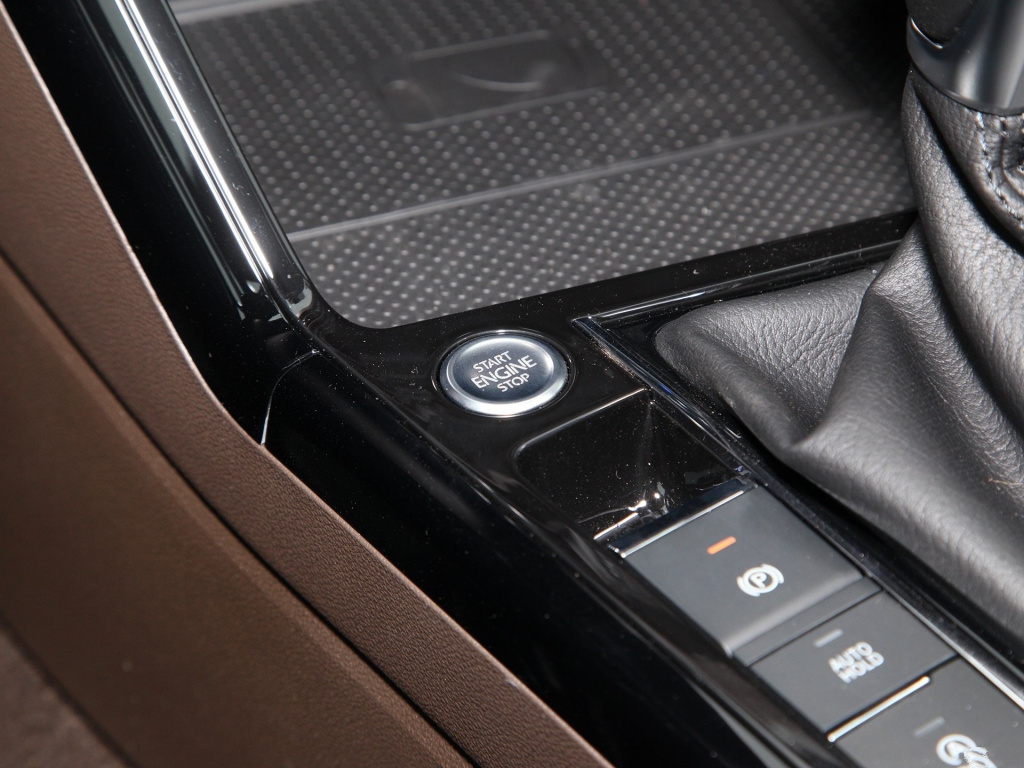 大众帕萨特■2020款帕萨特来了,油耗5.6升,问下价格,?雅阁还怎么卖