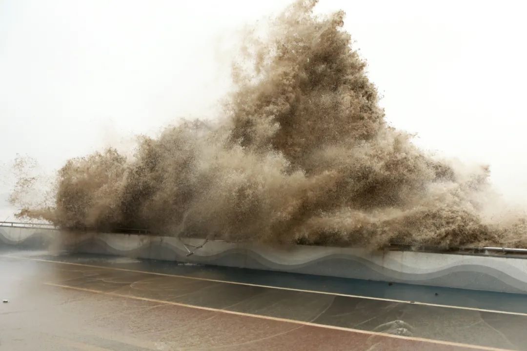 钱塘新区发布|钱塘江大潮来了！正确观潮方式请牢记！
