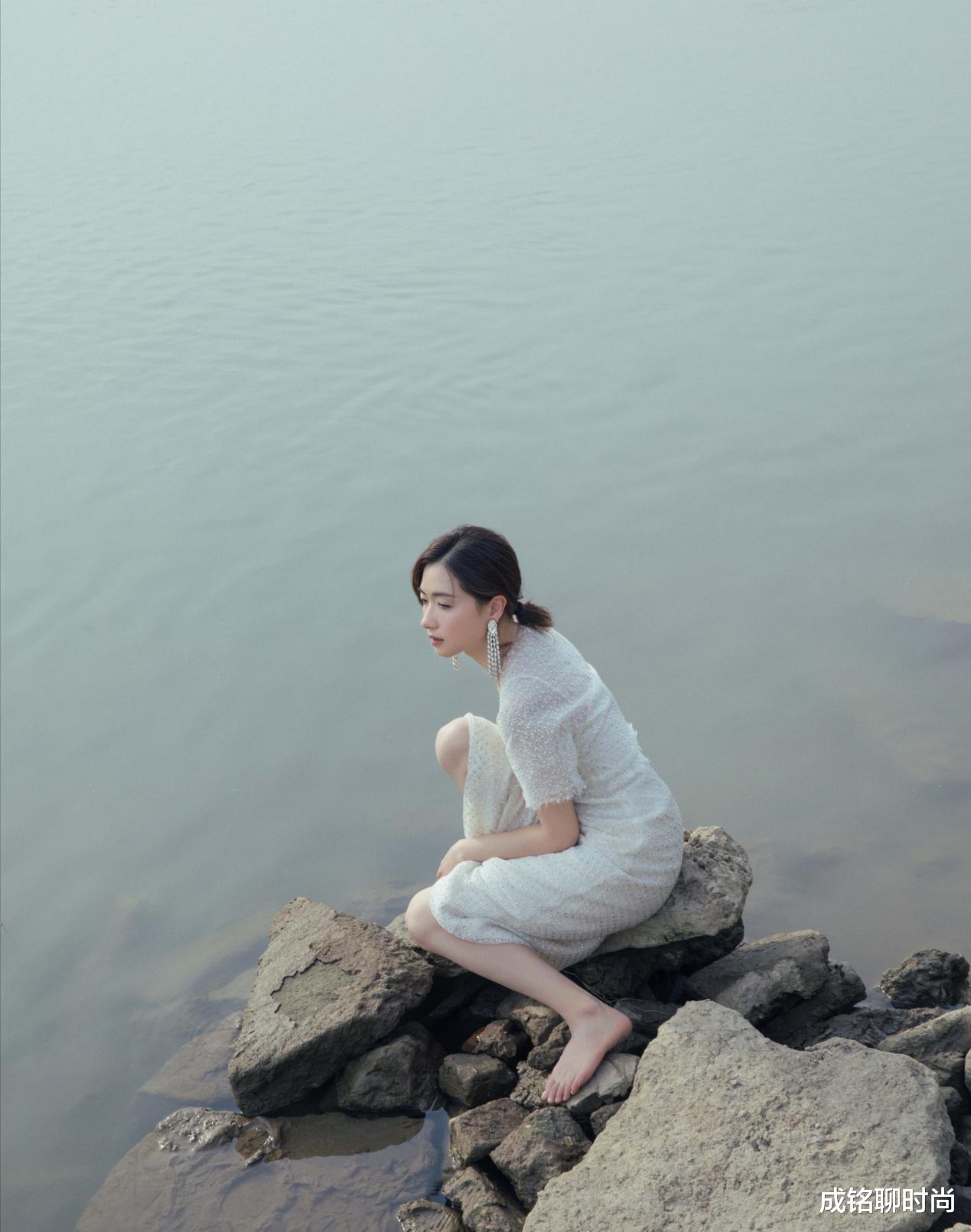 【裙装】万茜高调美一回！白色碎钻连衣裙清丽淡雅，轻松穿出温柔气质