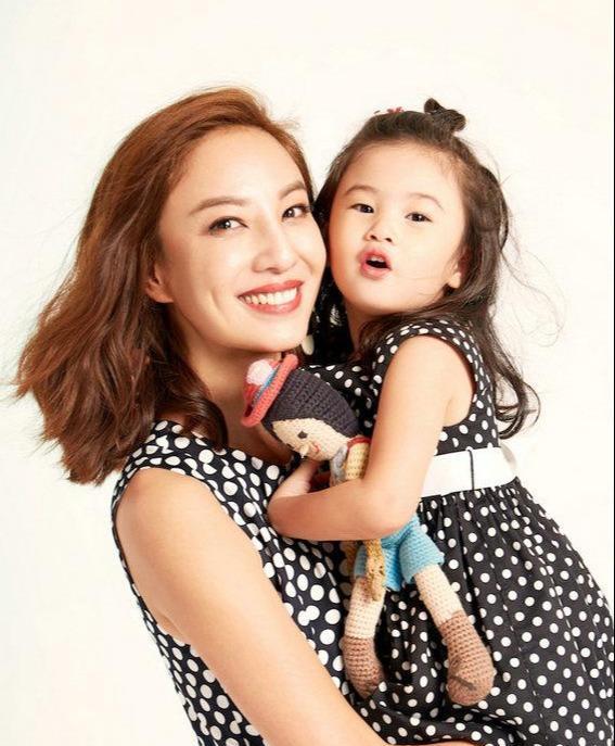 「综艺」06年被当众扯掉裤子,12年坠楼被树枝穿,6天前郑希怡又曝新情况