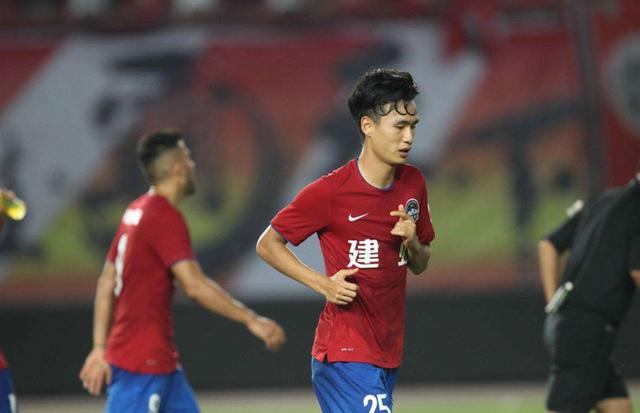 『平民英雄』他是豪门过客，也曾被中甲队抛弃，如今却成了航体后防最稳定一环