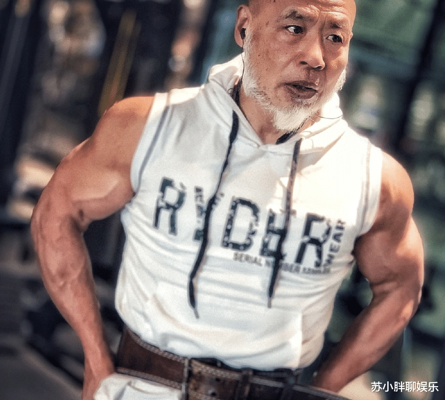 [健身]他43岁开始健身，找到小13岁的老婆，如今被称为“老年彭于晏”