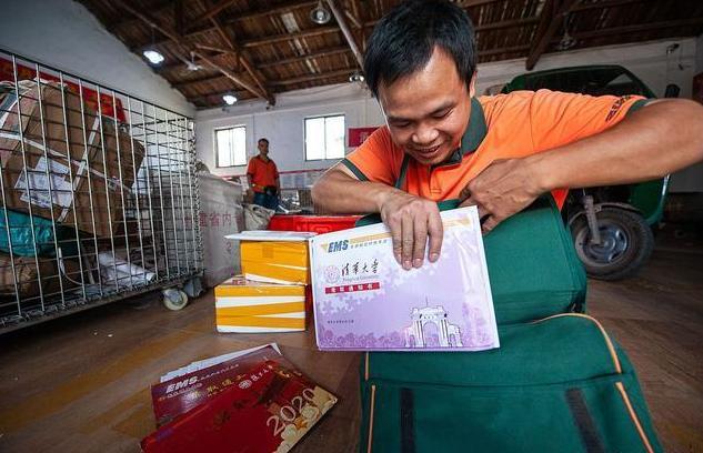 录取通知书|高考成功录取后，为什么迟迟收不到录取通知书？网友：已经等不及