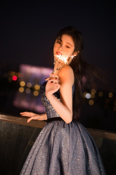 鞠婧祎|鞠婧祎蓝色星钻抹胸纱裙，首唱《芙蓉》新歌首秀