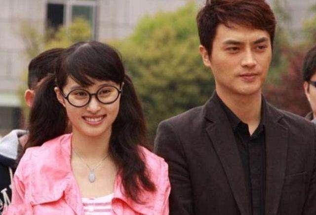 「张艺谋」被张艺谋封杀的两位女星：一位选择退圈，一位选择报复结果两败俱伤