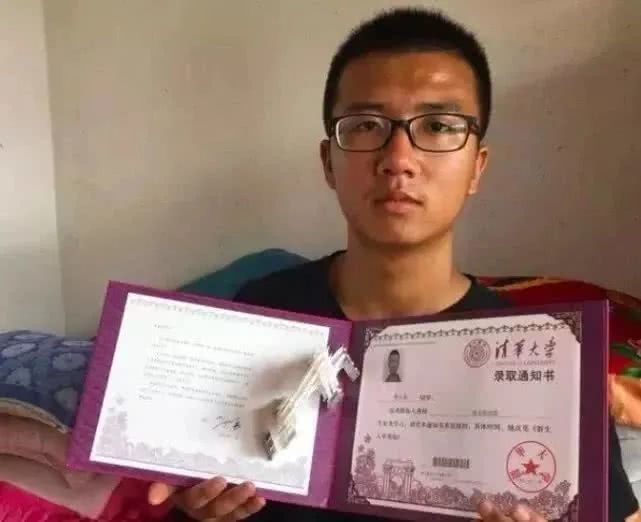 [清华大学]他676分进清华大学，从不玩微信，看见他的手机，网友沉默了
