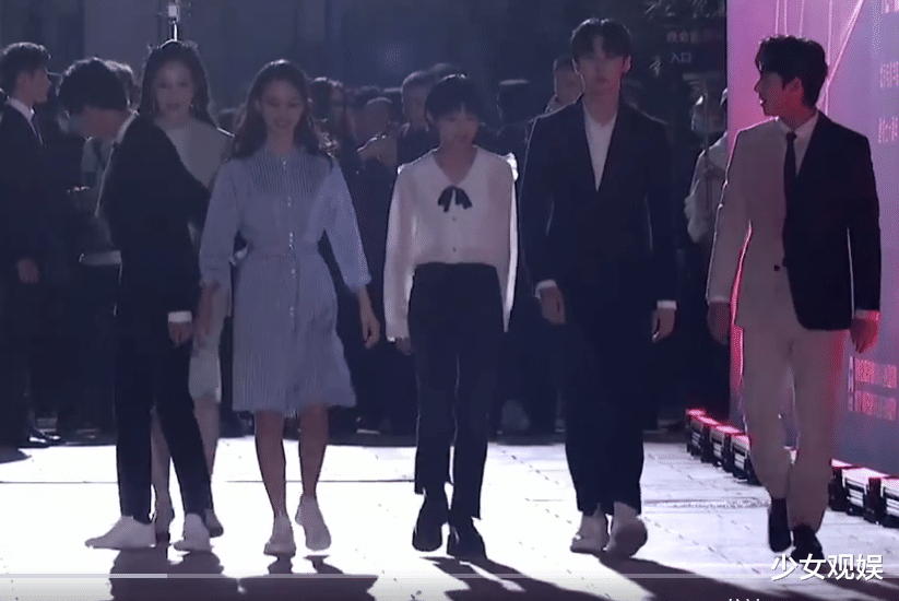 周游|张子枫焉栩嘉走红毯,我却留意到妹妹张子枫的靴子,没眼花吧?