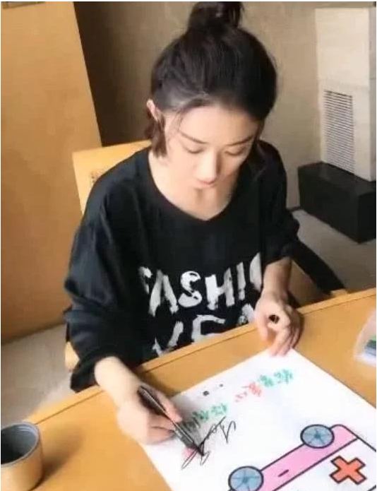 「赵丽颖」有种签名叫赵丽颖的签名，放大十倍后，网友：不愧农村出来的