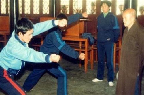 海灯法师|海灯法师77岁凭二指禅倒立走红，圆寂后，弟子坦言：绝技都是假的