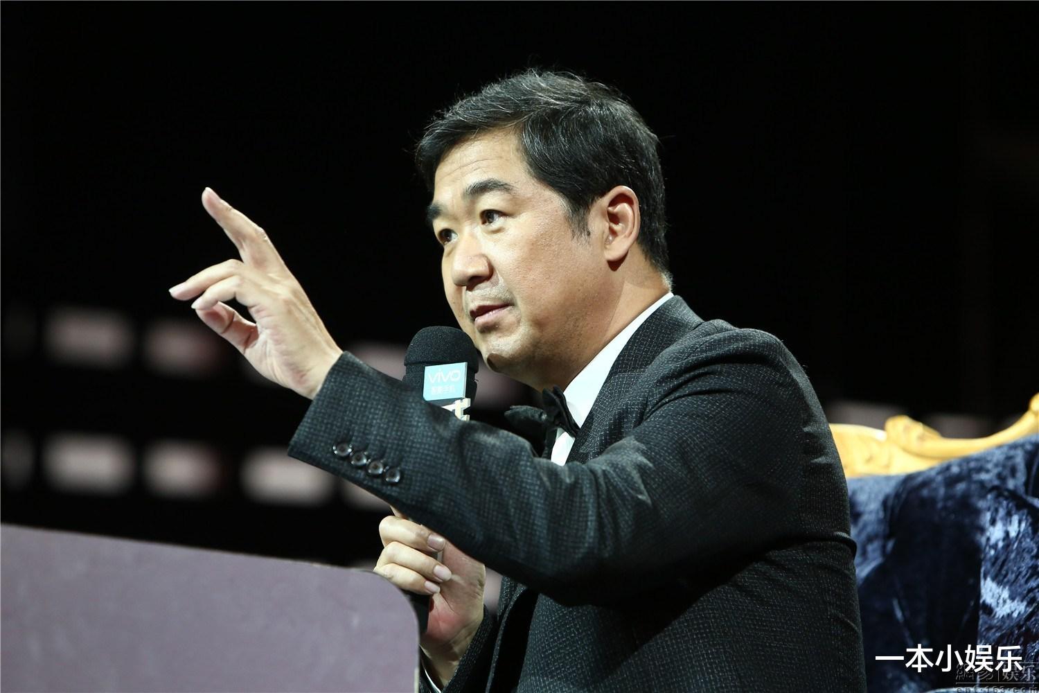 张国立|知名女主持现场失误，少穿一件衣服，张国立硬是60分钟没转头！