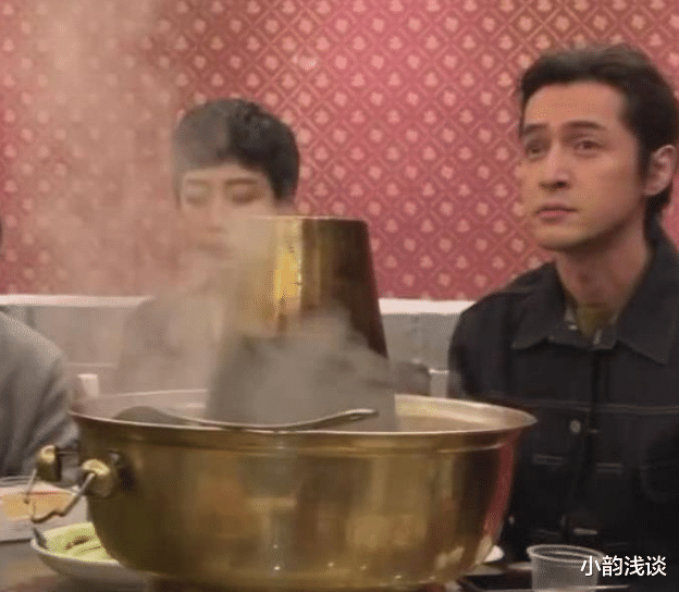 胡歌|38岁胡歌吃饭被偶遇，拿掉十级美颜，只看生图： 他还是你的男神吗？