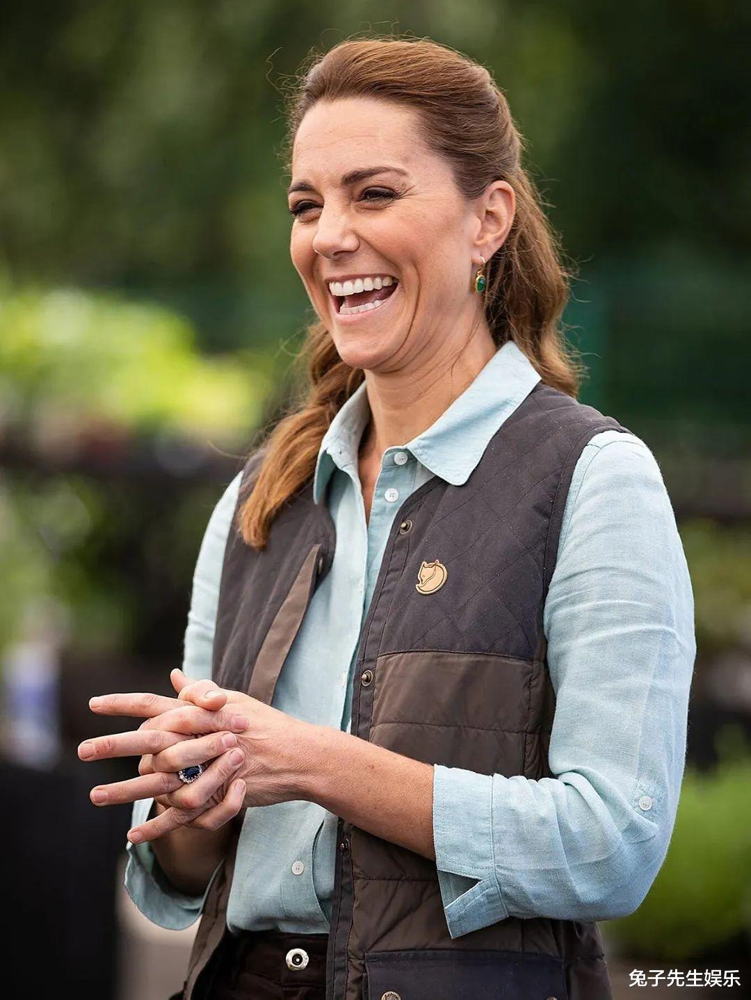 华为|凯特年轻时，苹果肌又大又嘭人见人羡，如今瘦到有酒坑了，真心疼