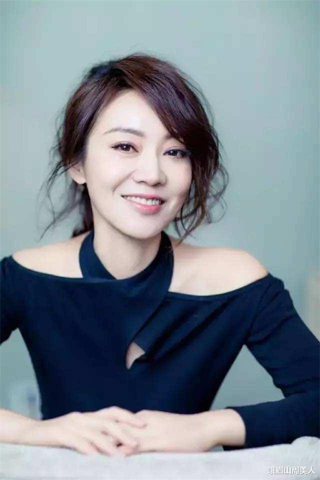 发型|?到了50岁的“家庭妇女”，有白发的剪这3种发型，减龄还洋气