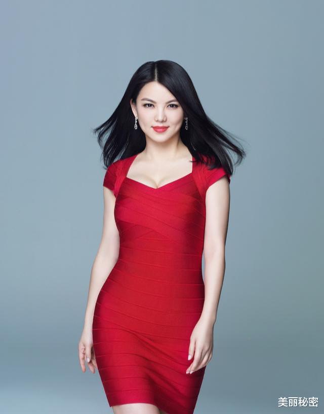 被李湘的“胖身材”驚艷，穿紅色連衣裙雍容華貴，44歲真有料-圖7