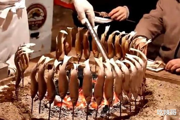 『00后』00后辞职卖小吃，5元一根收入是工资几倍，原公司老板都想入股