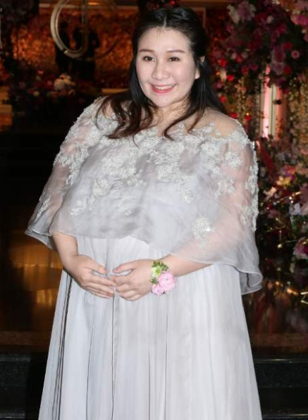 何超盈|何超盈晒女儿近照，“荷包蛋”出生13个月变化大，超盈全然不顾形象素颜出镜
