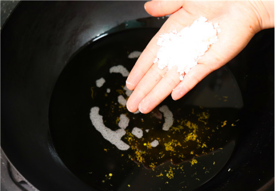 『土豆』用过的废油不要倒，教你一招，5分钟立马跟新的一样，先收藏了