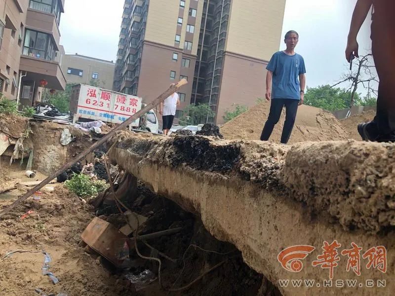 华商网|敢住吗？西安一回迁安置房单元门附近突陷近百平方米深坑