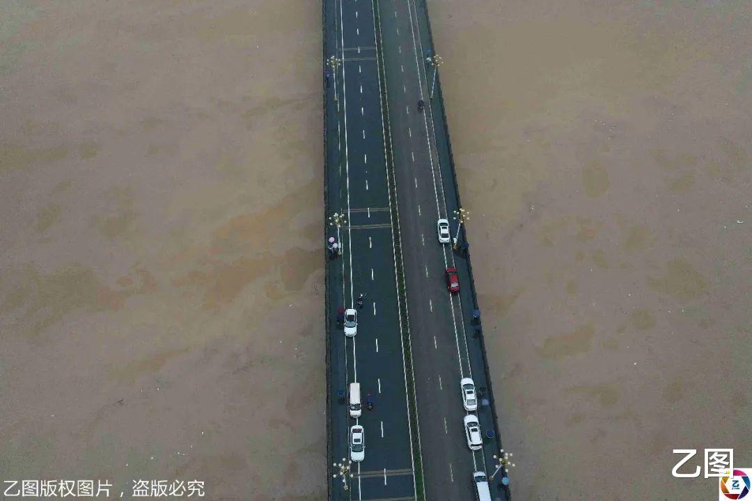 乙图|洪水退去后歙县居民自救，看到祖传族谱和字画被泡，老人哭了