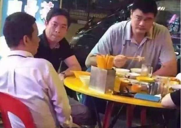 『姚明』看看姚明吃的晚饭，再看看国足的晚餐，网友：自律差距一目了然