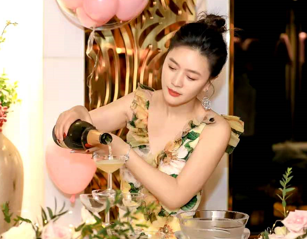 田海蓉|老戏骨田海蓉为女庆生，女儿戴皇冠她戴鸽子蛋，网传富豪老公已死