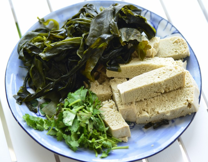 冻豆腐■要减肥就喝这汤，冻豆腐吸满了鲜味，低脂肪低热量还很营养哦