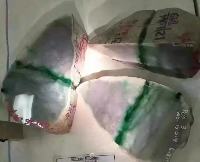 「翡翠」木那翡翠原石的果然是奇迹敞口，几十万的手镯就是这么来的！