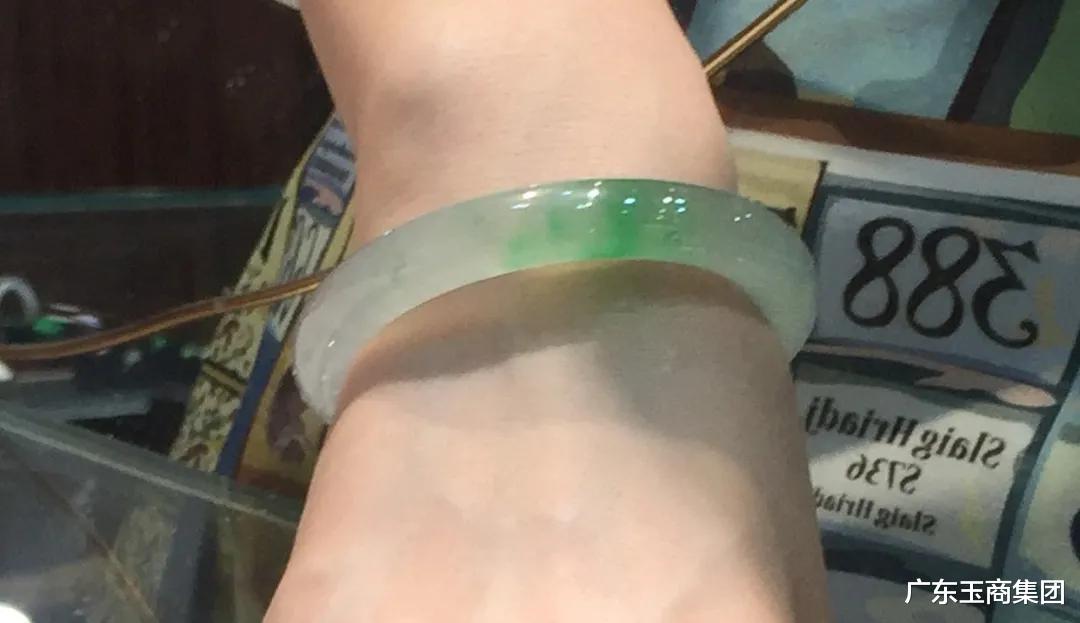 钱币|开眼了，六位数的翡翠手镯长什么样？