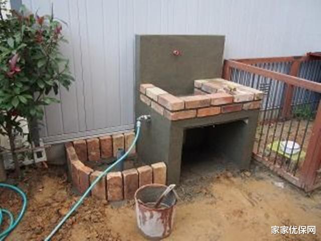 【】农村庭院怎么设计？朋友用50块红砖砌个洗手池，看起来更有乡村范