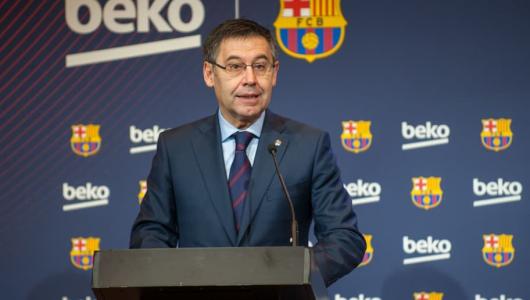 巴塞罗那■巴萨用手遮住阳光，在黑洞旁看见三两球星，问路在何方？