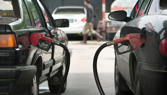 早起油價降至4年來低點，小車節省油錢33.7元，貨車降這麼多！-圖3