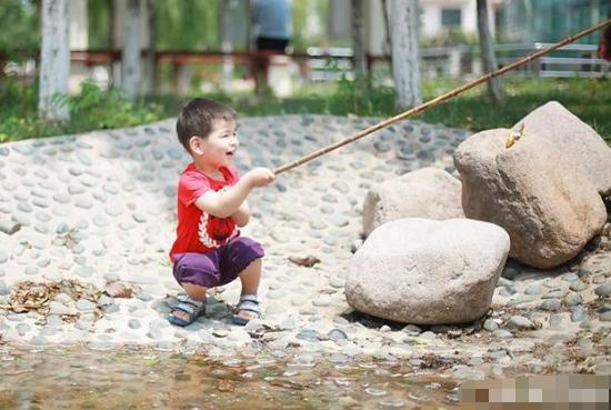 [正能量]两个男孩同时落水，爸爸先救自己的孩子遭怒怼，宝爸的反击太精彩