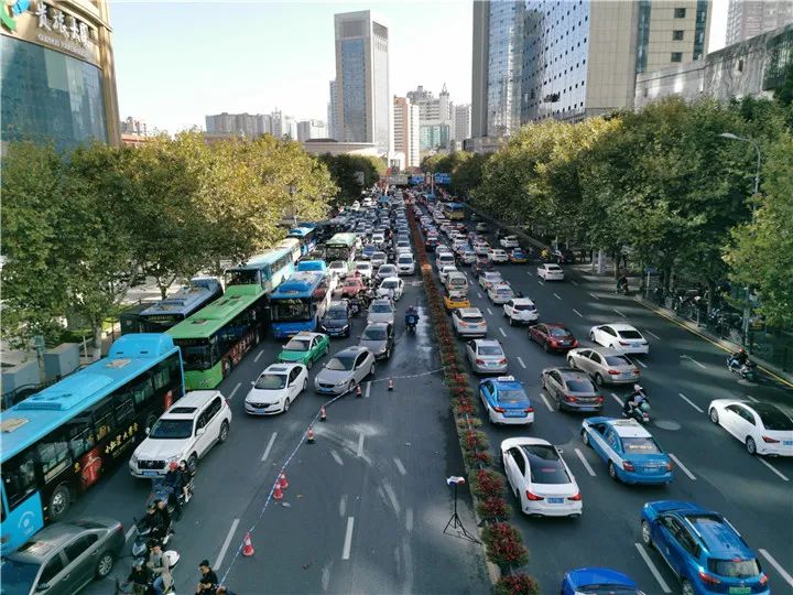 天眼新闻|今早贵阳北京路，堵成大型停车场