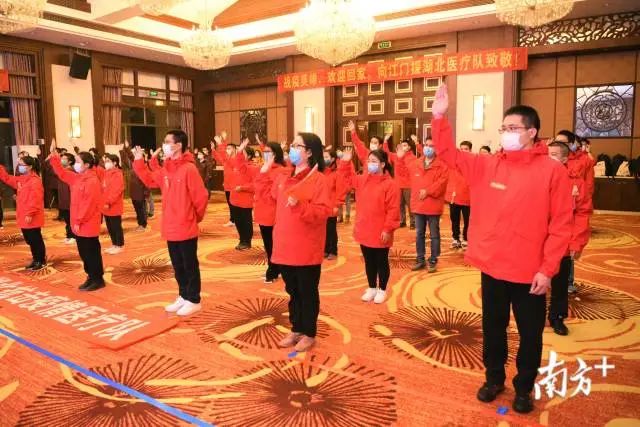 [黄冈]私家车自发鸣笛、市民摇旗迎接…英雄归来，请收下我们的敬意