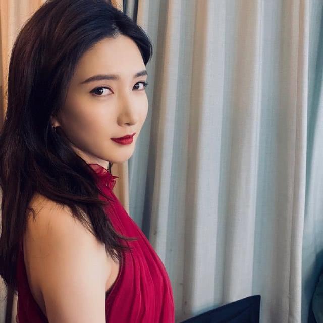 江疏影：江疏影分享美照晒事业妆，眉尾长挑红唇魅人，真是艳丽又魅人