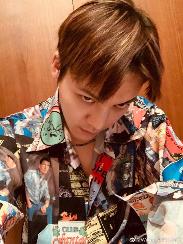 『皇后乐队』蔡徐坤新歌《情人》舞台首秀，复古花衬衫超抢眼，浪漫又不羁！