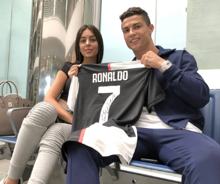 「C罗」美滋滋!C罗在家享受超高待遇,躺在沙发玩手机,乔妹给他按摩脚