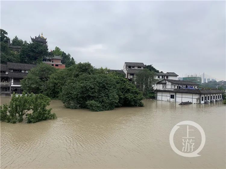 重庆晚报|直击两江洪水:朝天门门洞、渝尔代夫、洪崖洞车库被淹...