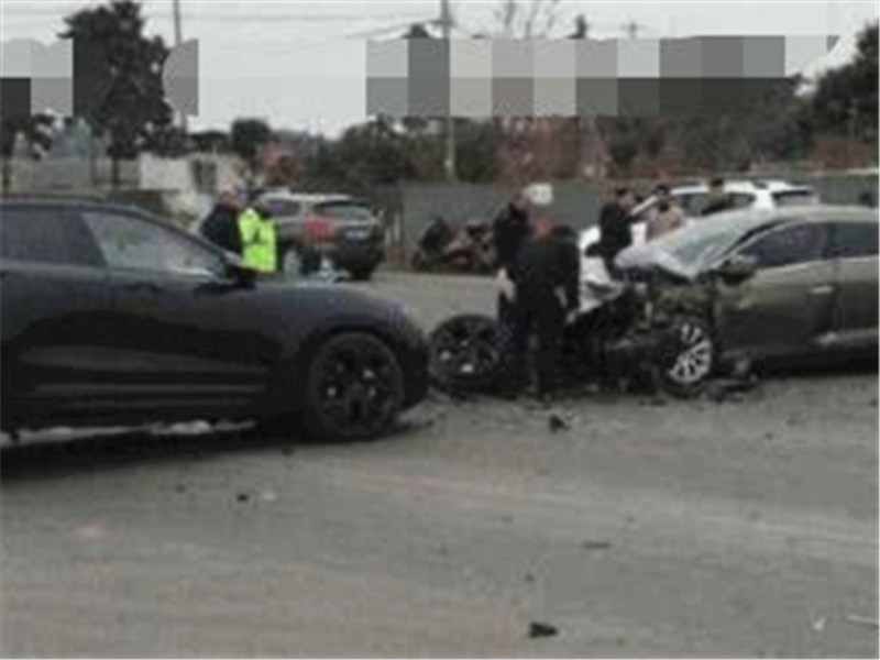 别克君越|别克君越撞上WEY VV7，车主看到车损后：这就是美系车的出息？